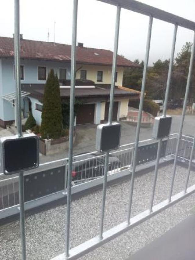 Geländer aus Stahl vz. mit füllungen aus pulverbeschichteten Aluminiumblechen